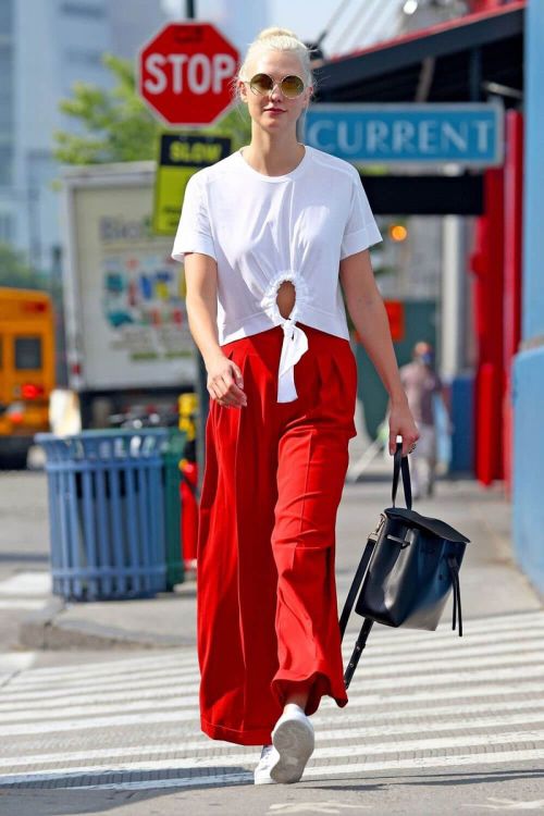 Karlie Kloss Stills Out in New York Photos 5