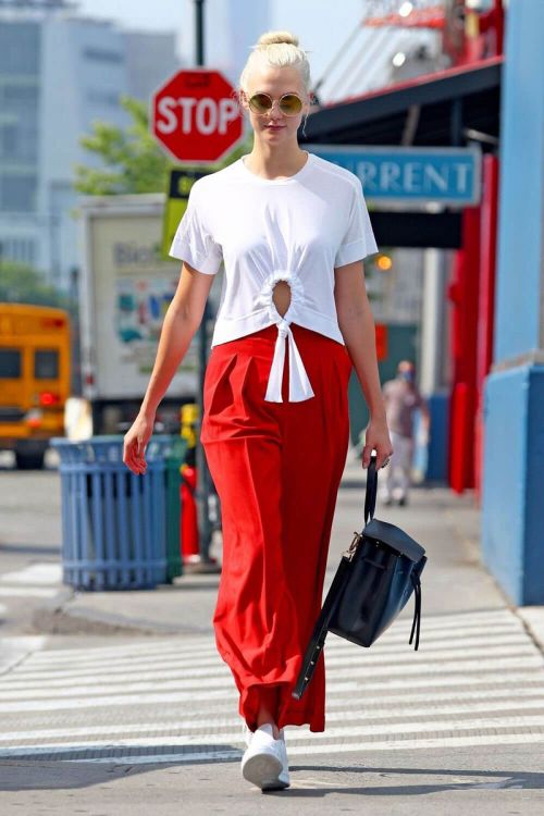 Karlie Kloss Stills Out in New York Photos 8