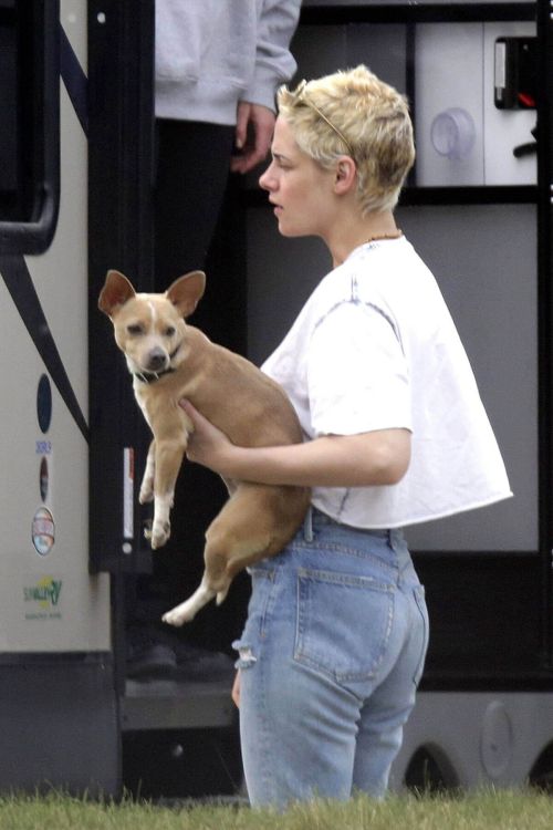 Kristen Stewart Stills Out with Her Dog in Winnipeg 1