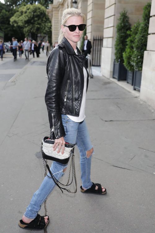 Lara Stone Stills Out and About in Paris 2