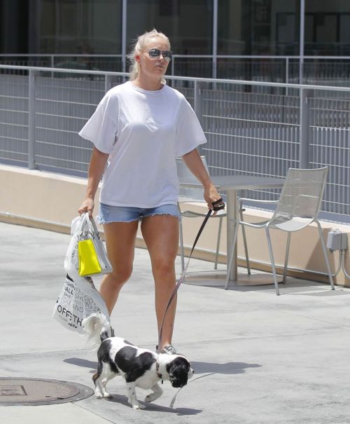 Lindsey Vonn Stills Out Shopping with Her Dog in Beverly Hills 3