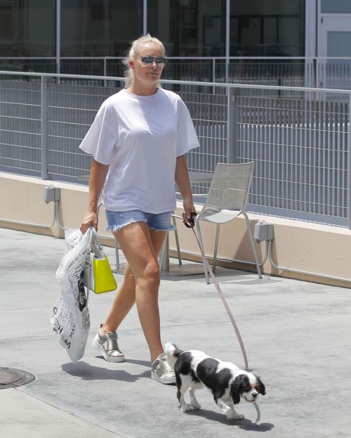 Lindsey Vonn Stills Out Shopping with Her Dog in Beverly Hills 4