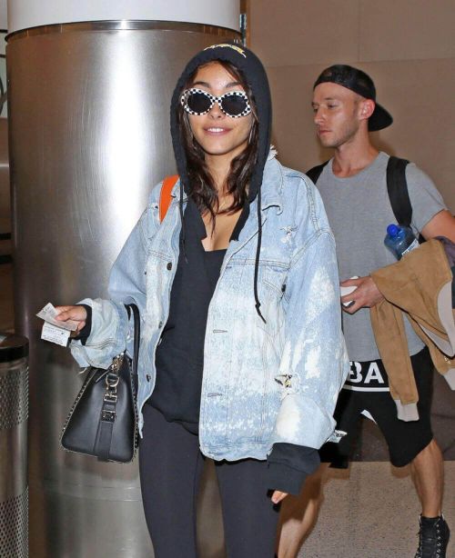 Madison Beer Stills at Los Angeles International Airport 1