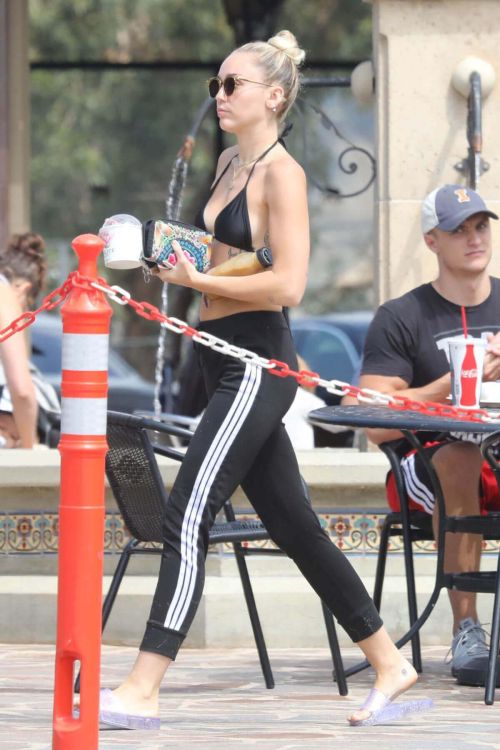 Miley Cyrus Out for Frozen Treats in Malibu Photos 5