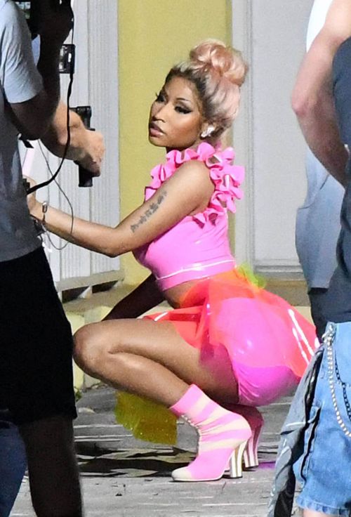 Nicki Minaj on the Set of Rake it Up Music Video in Miami Photos 6