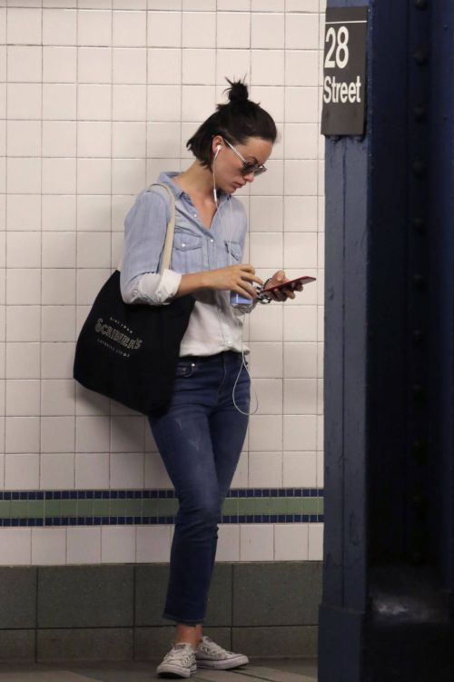 Olivia Wilde Stills at a Train Station in New York 3