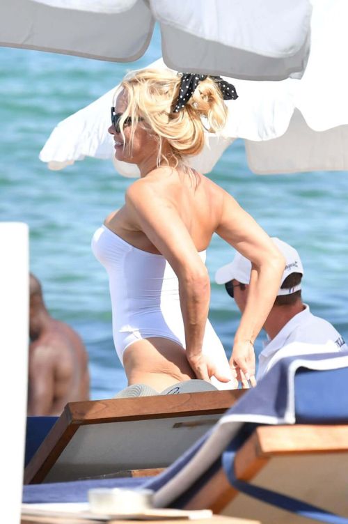 Pamela Anderson Photos in Swimsuit at a Beach in St Tropez 6