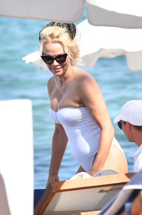 Pamela Anderson Photos in Swimsuit at a Beach in St Tropez 8