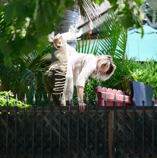 Paris Jackson Stills Going Over a Wall in Los Angeles 6