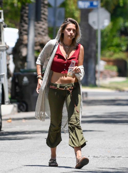 Paris Jackson Stills Going Over a Wall in Los Angeles 10