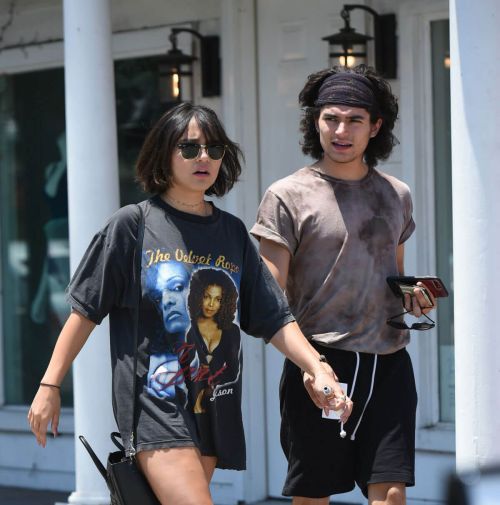 Stella Hudgens Stills Out for Lunch with a Friend in Los Angeles 1