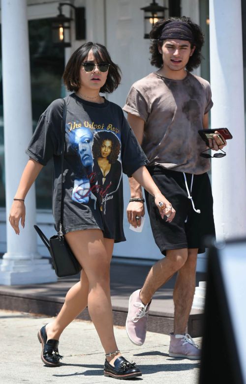 Stella Hudgens Stills Out for Lunch with a Friend in Los Angeles 2