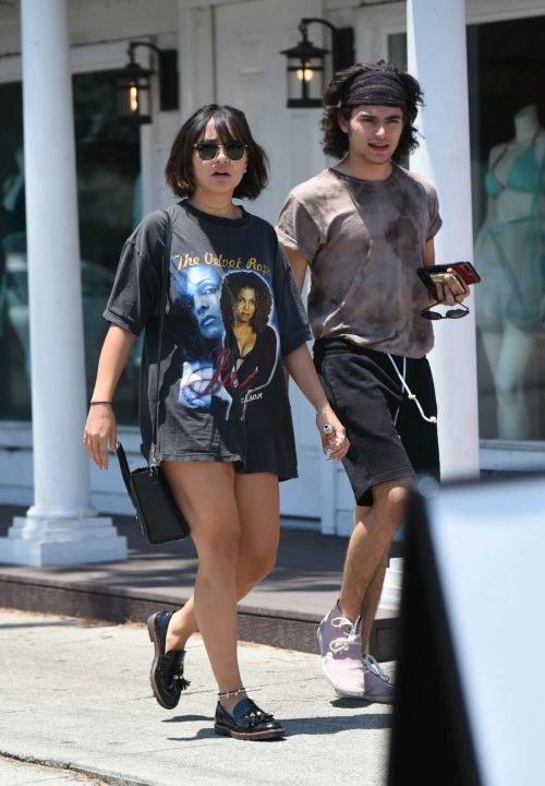 Stella Hudgens Stills Out for Lunch with a Friend in Los Angeles 4