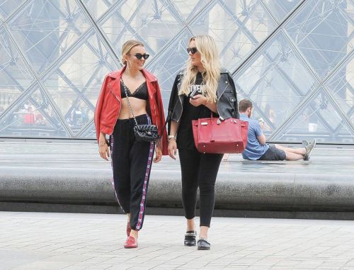 Tallia Storm and Her Sister Stills at Louvre in Paris 1