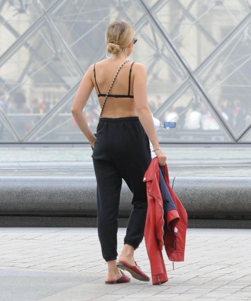 Tallia Storm and Her Sister Stills at Louvre in Paris 4