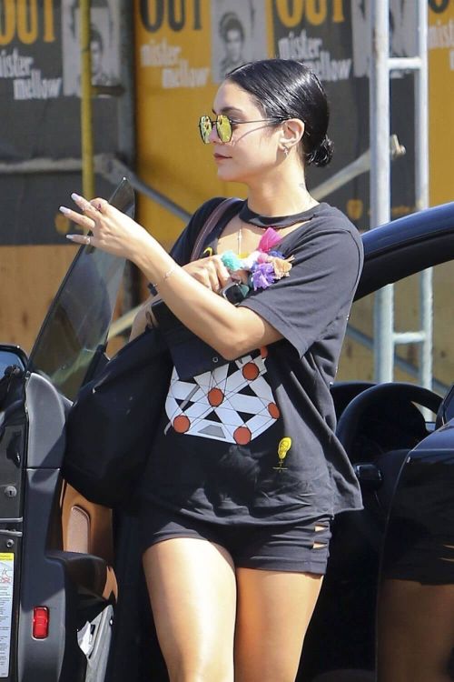 Vanessa Hudgens Stills Out for Coffee at Alfred's Cafe un Studio City