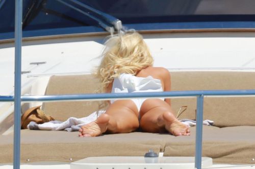 Victoria Silvstedt Stills in Swimsuit at a Boat in St Tropez 3