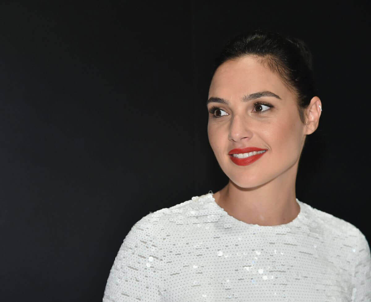 Gal Gadot Stills at Justice League Autograph Signing at Comic-con in San Diego Images