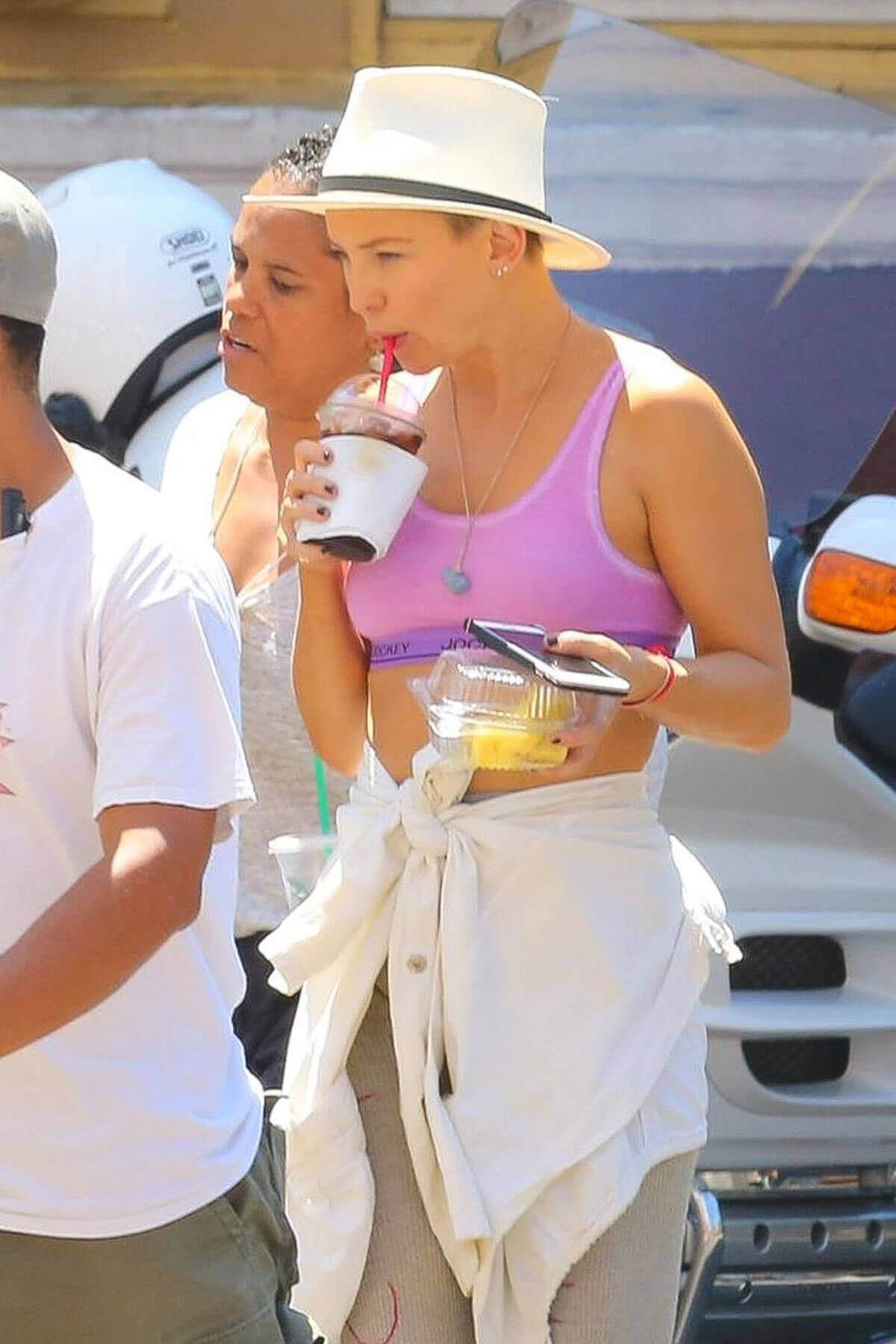 Kate Hudson Stills at a Break on the Set of Sister in Los Angeles