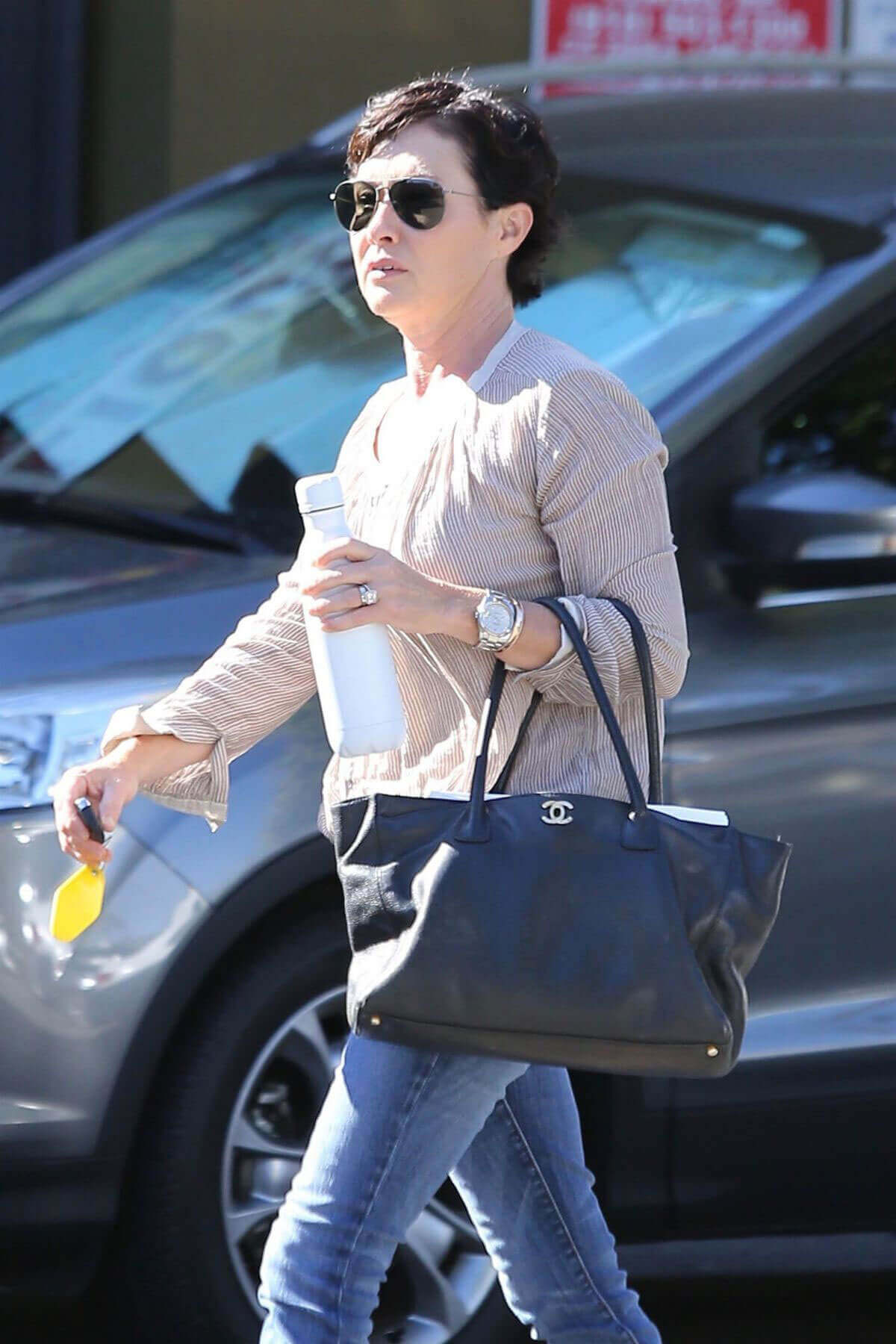 Shannen Doherty Stills Shopping at Petstaurant in Sherman Oaks