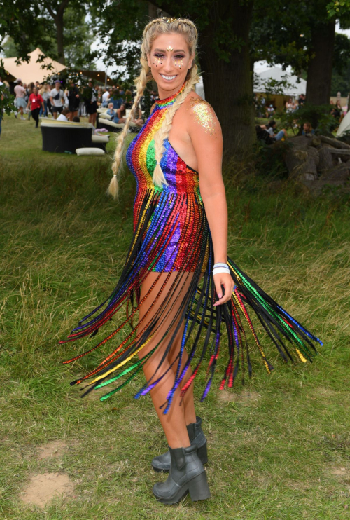 Stacey Solomon Stills at V Festival in Chelmsford Photos 1