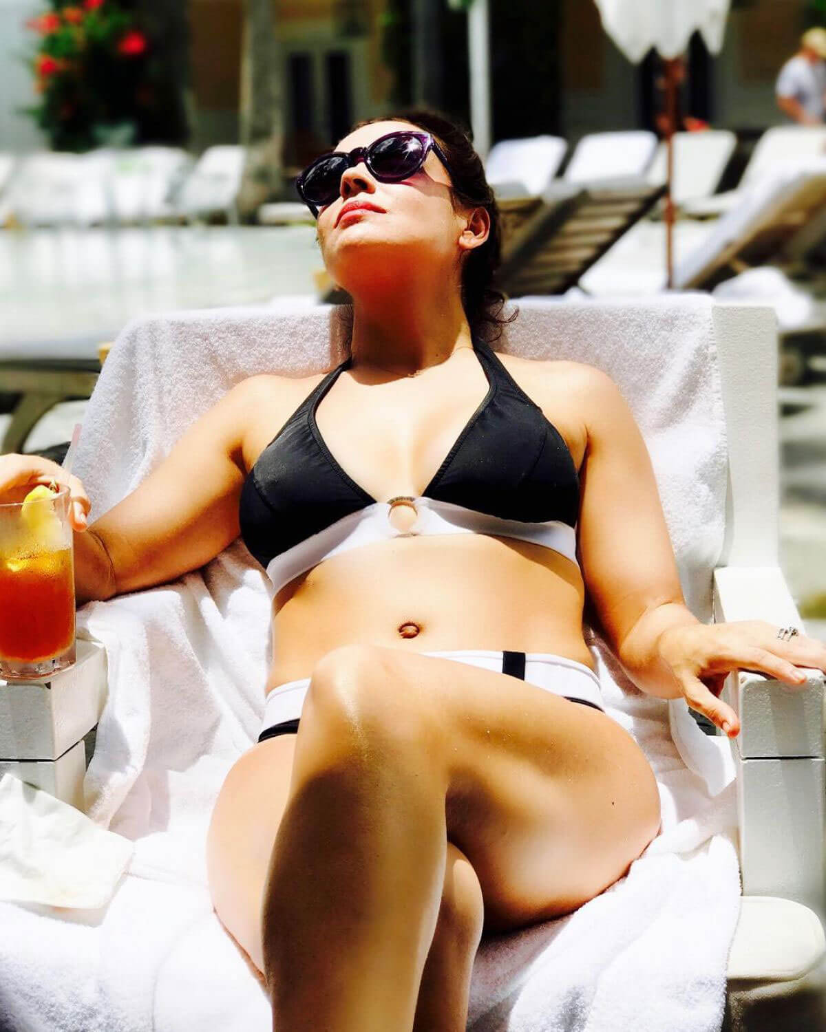 Alyssa Milano Published Bikini Pictures in Instagram