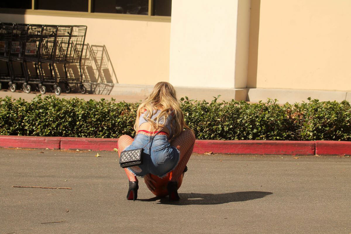 Ana P. Braga Stills Buys Thanksgiving Pumpkin at Albertsons Supermarket in Calabasas