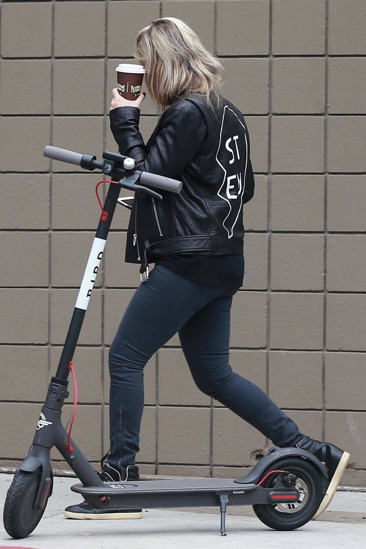 Sarah Michelle Gellar Stills Out for Coffee in Santa Monica Images