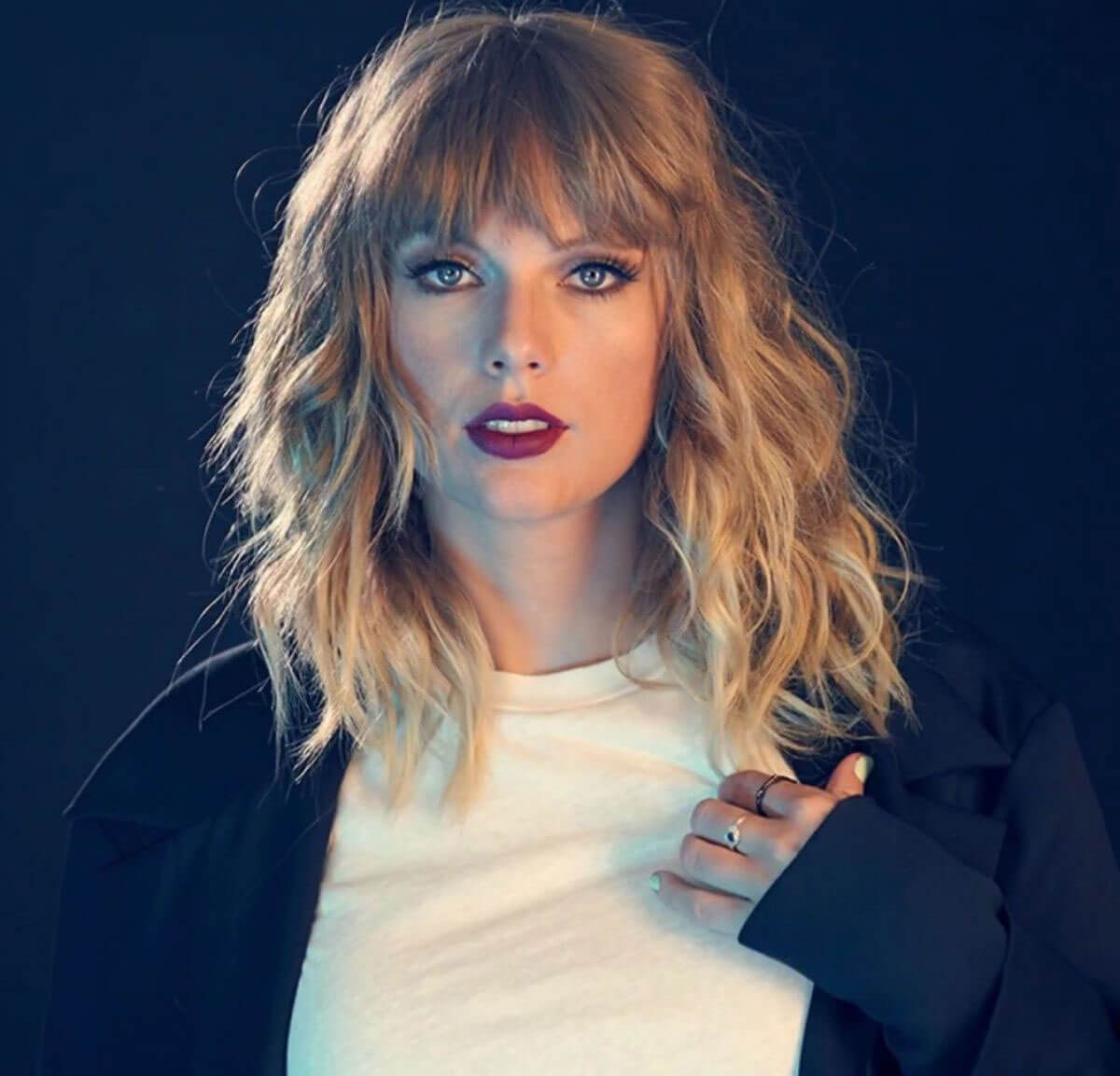 Taylor Swift Stills on the Set of a Photoshoot, November 2017