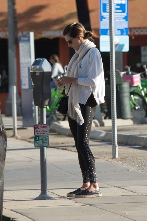 Alessandra Ambrosio Stills Heading to a Gym in Los Angeles 2017/12/04 7