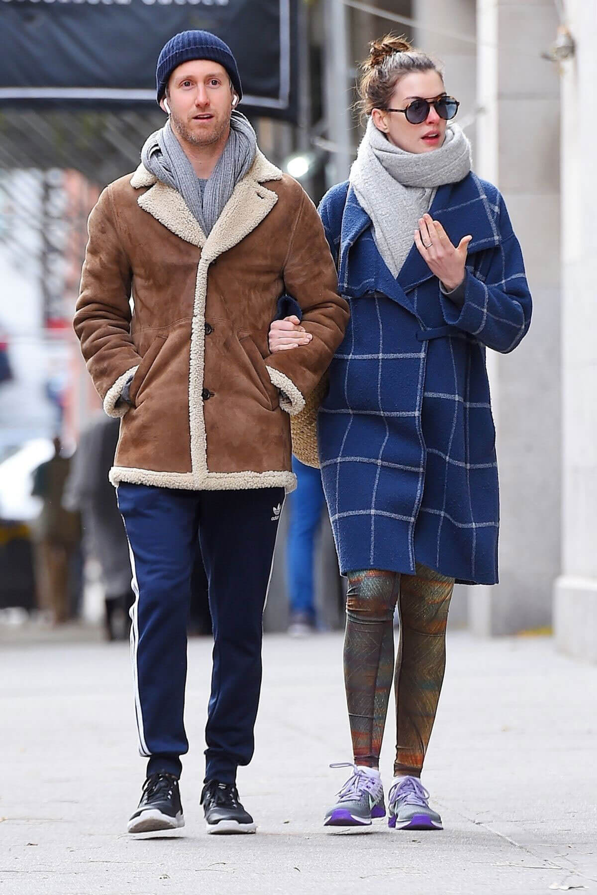 Anne Hathaway and Adam Shulman Stills Heading to a Gym in New York 2017/12/06