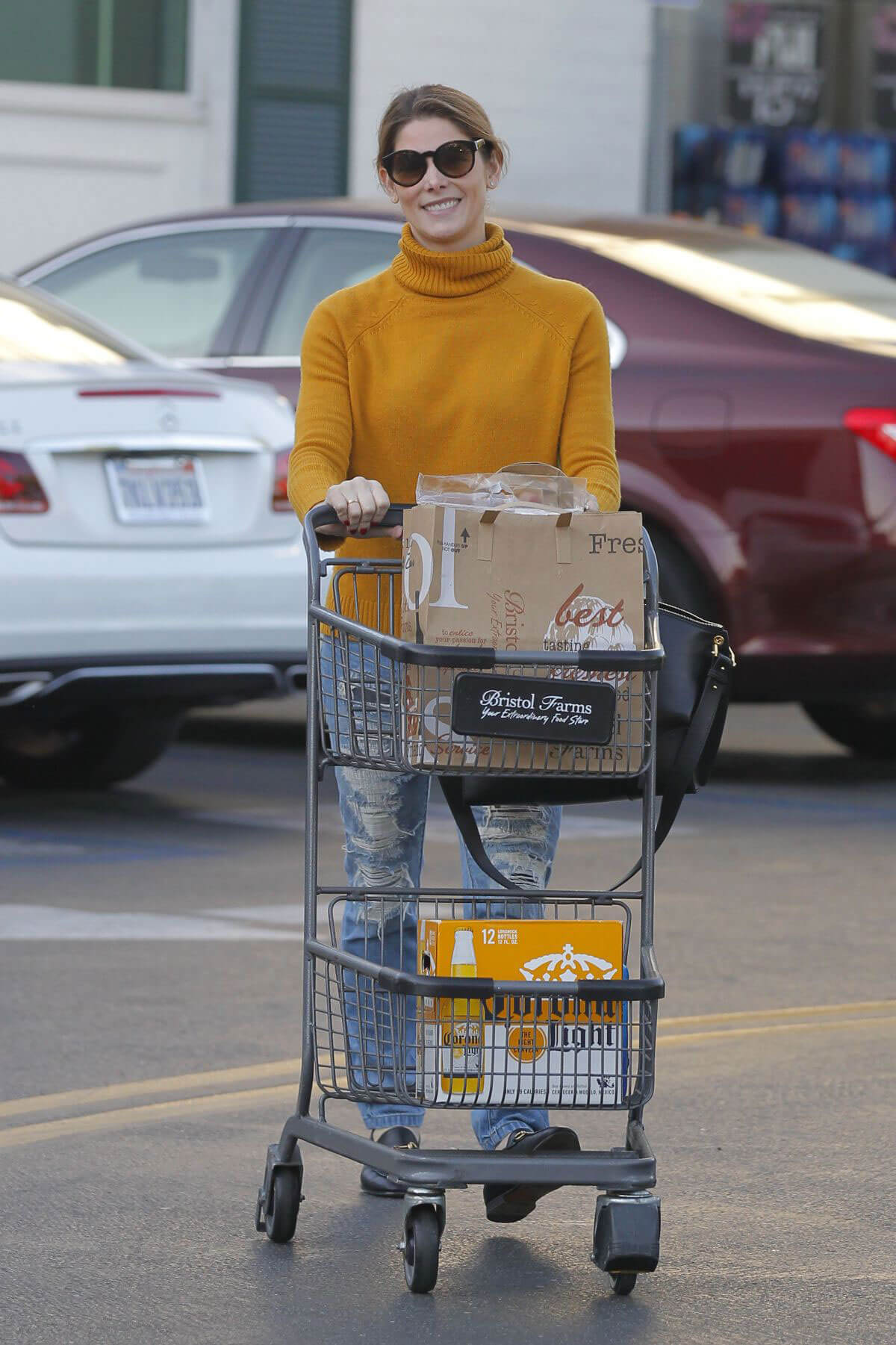 Ashley Greene Stills Shopping at Bristol Farms in Beverly Hills 2017/12/19