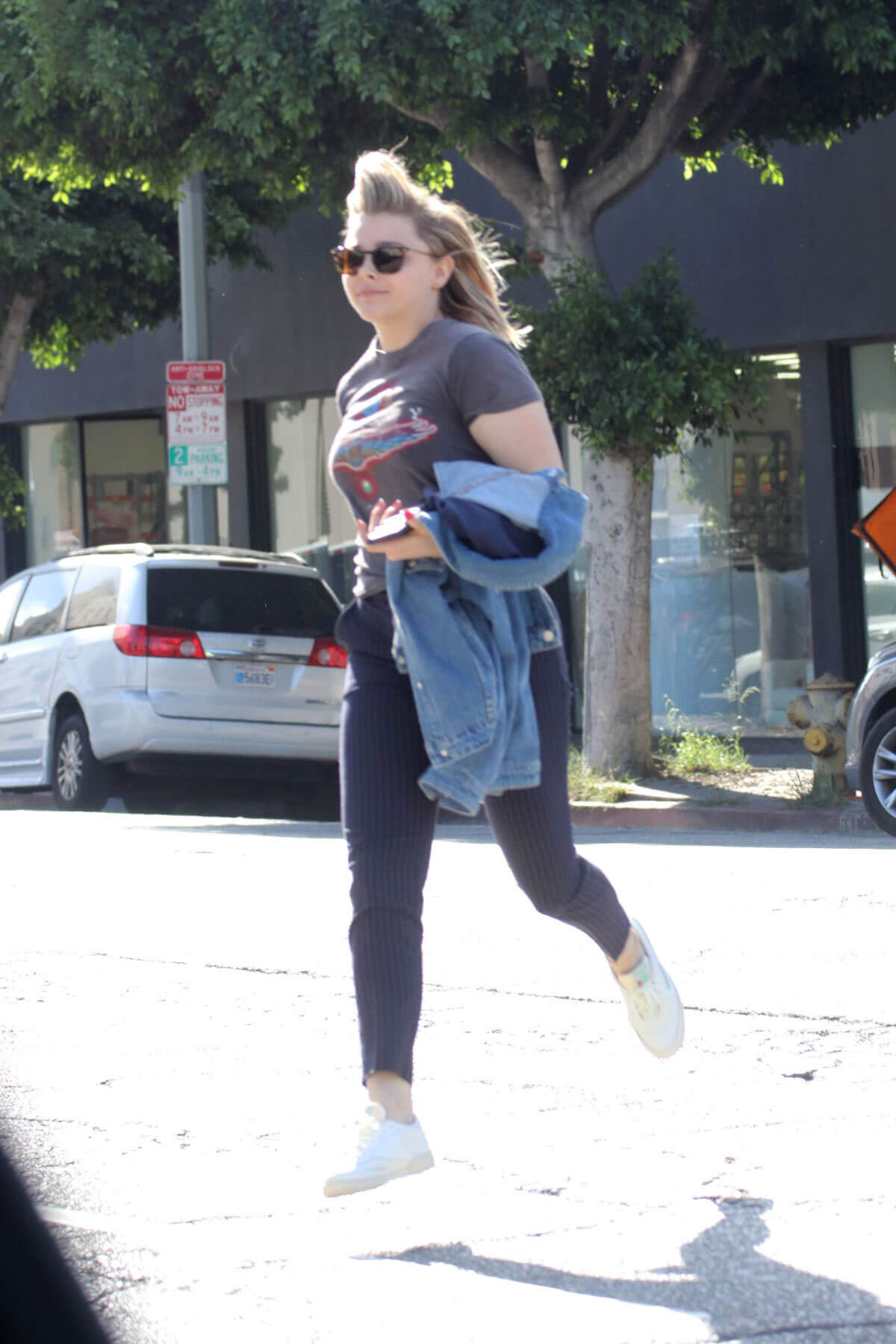 Chloe Moretz Stills Out for Lunch in Los Angeles 2017/12/04