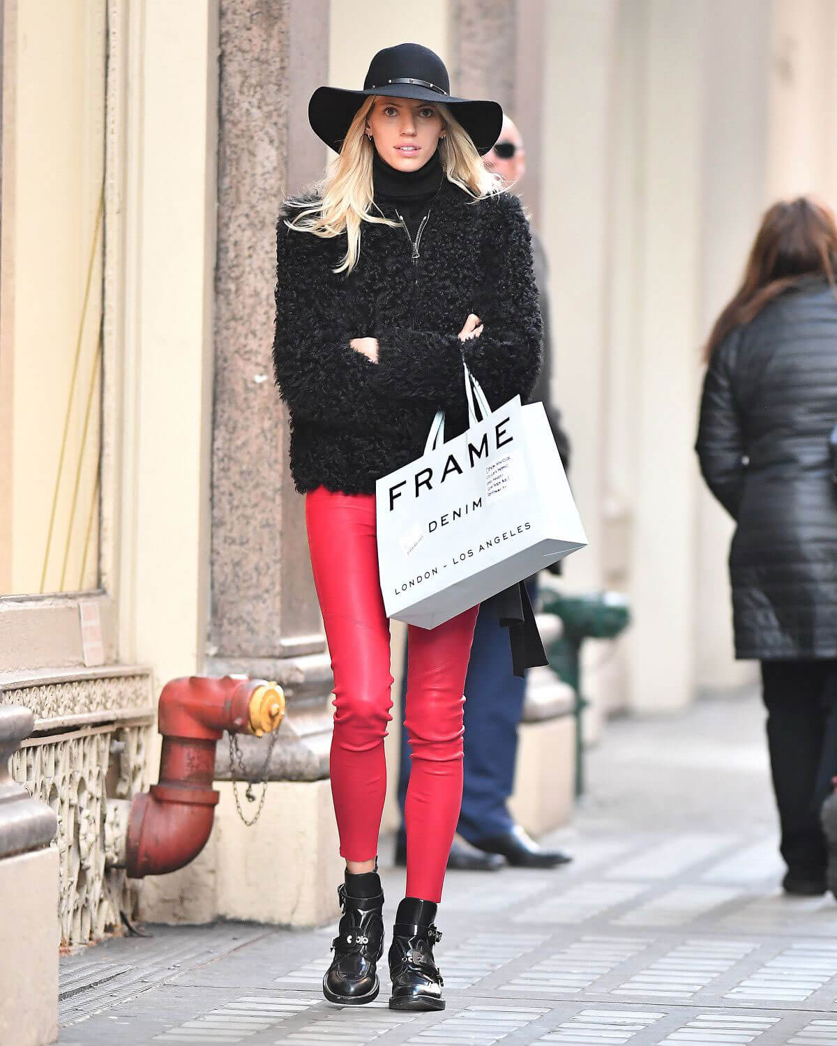 Devon Windsor Stills Out Shopping in New York 2017/12/19