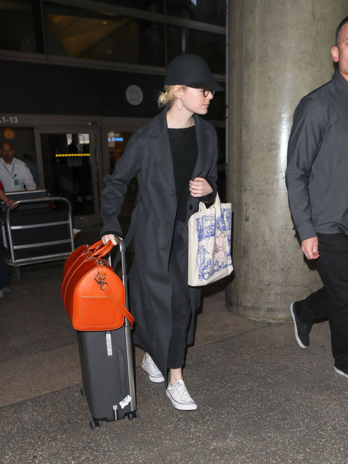 Emma Stone Stills at LAX Airport in Los Angeles 2017/12/18