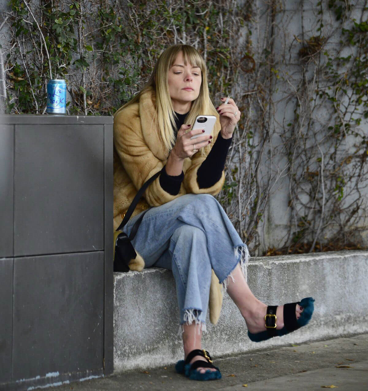 Jaime King Stills Chats on Her Cell Phone in Beverly Hills 2017/12/21