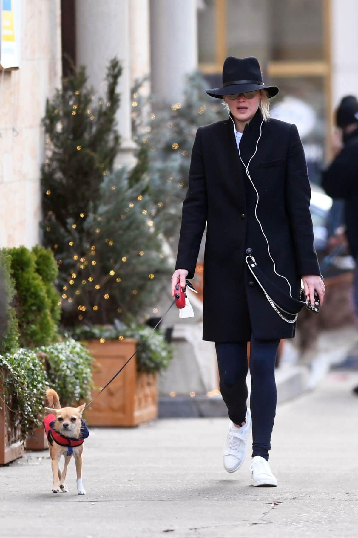 Jennifer Lawrence Stills Out Walks Her Dog in New York 2017/12/18