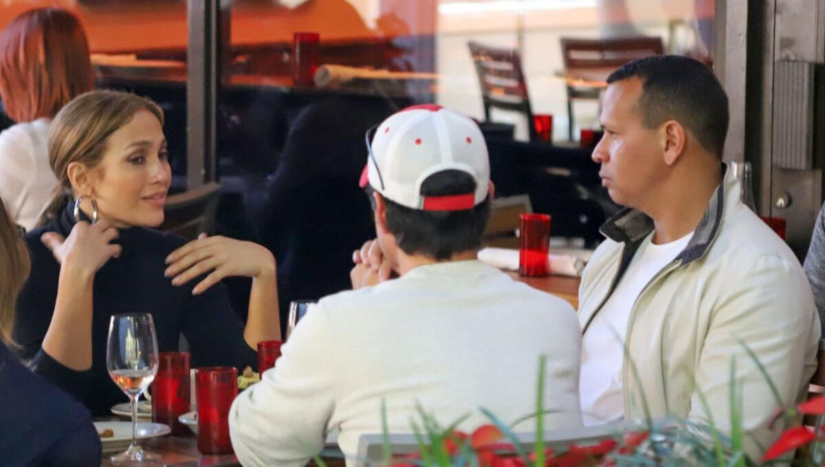 Jennifer Lopez and Alex Rodriguez Stills Out for Dinner with Friends in Miami 2017/12/16