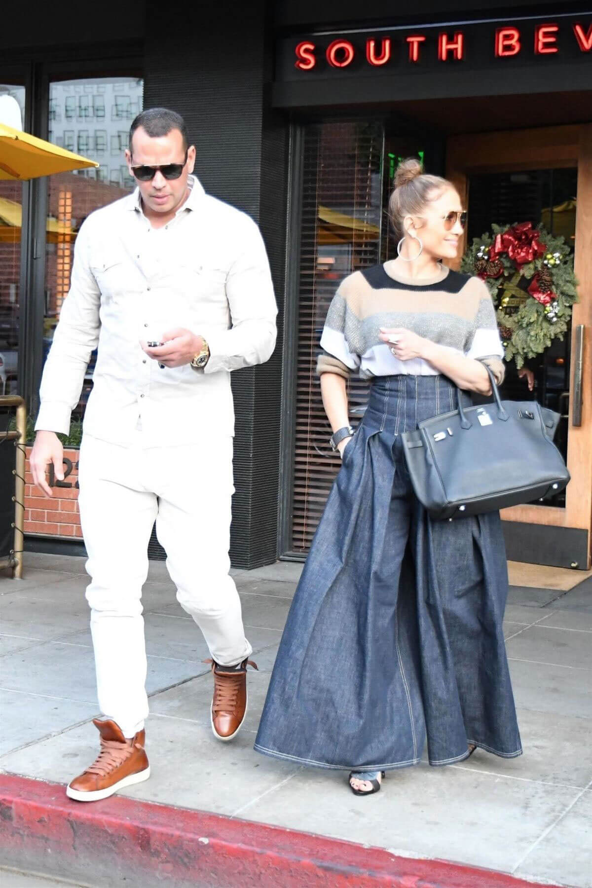 Jennifer Lopez and Alex Rodriguez Stills Out for Lunch at South Beverly Grill in Beverly Hills 2017/12/29