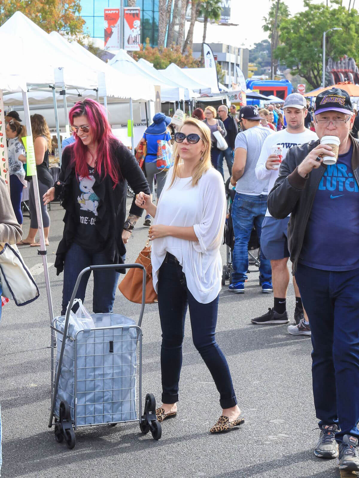 Jodie Sweetin Stills at Farmers Market in Studio City 2017/12/10