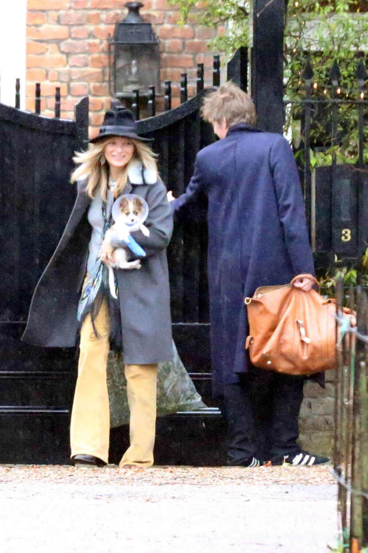 Kate Moss Stills Leaves Her Home in London 2017/12/19