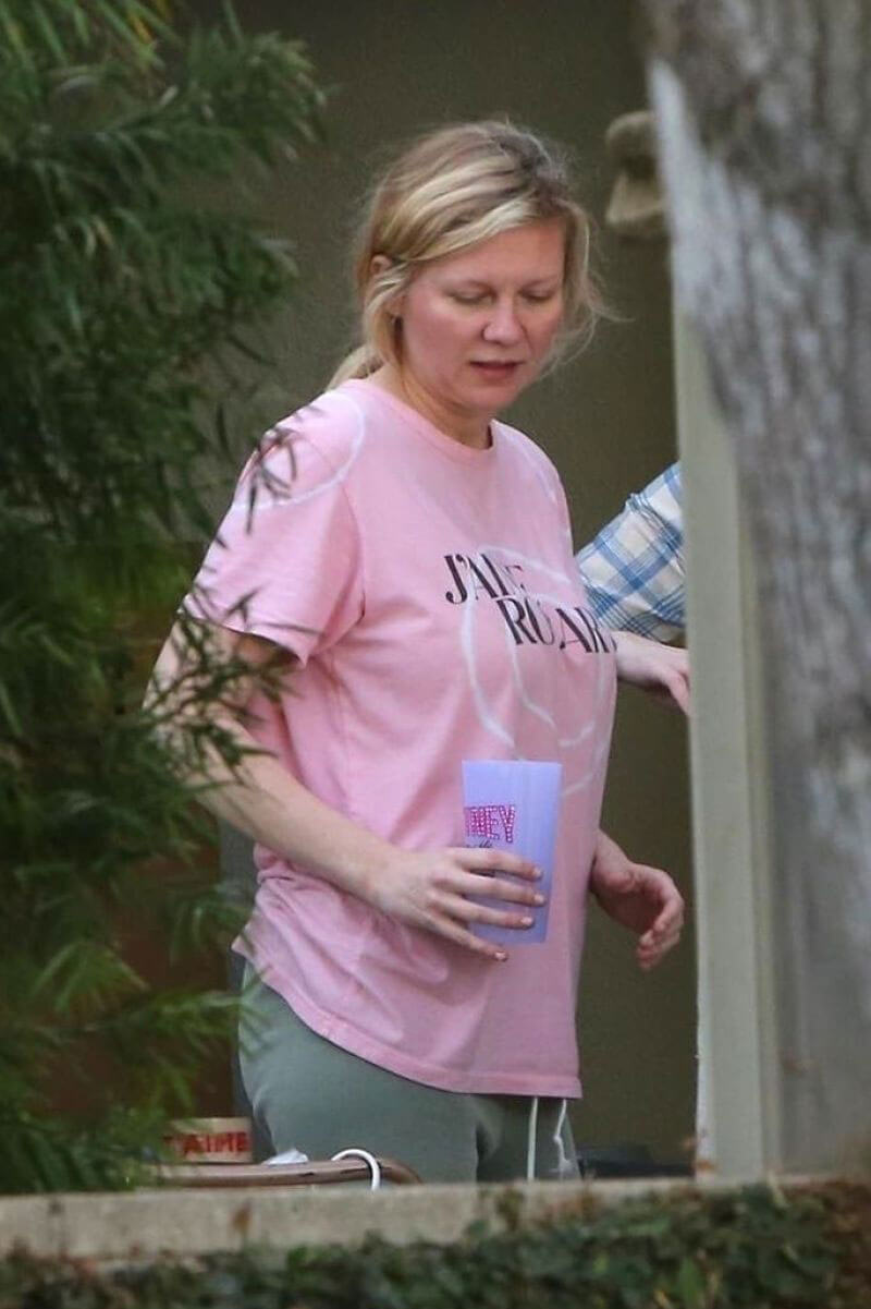 Kirsten Dunst Stills Out and About in Los Angeles 2017/12/09