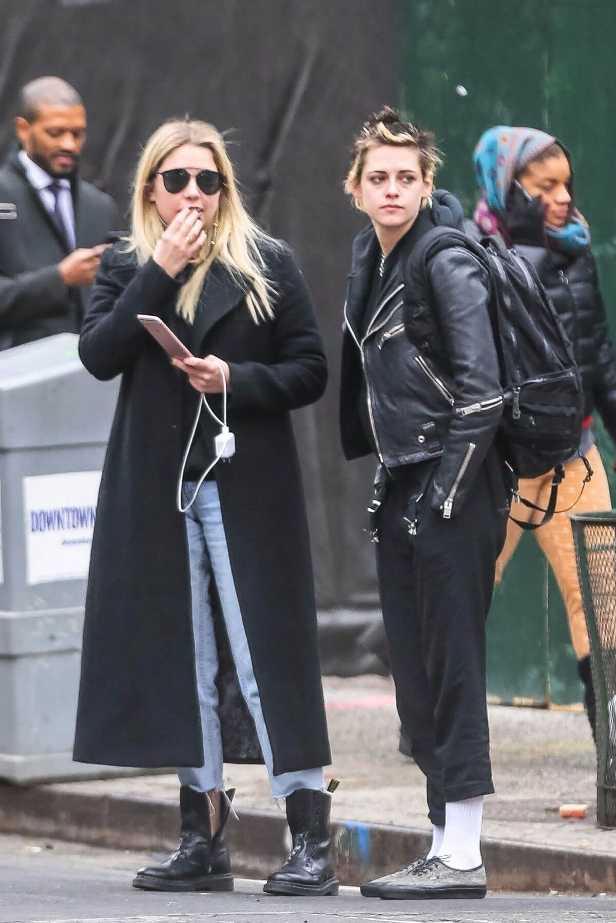 Kristen Stewart and Ashley Benson Stills Out and About in New York 2017/12/12