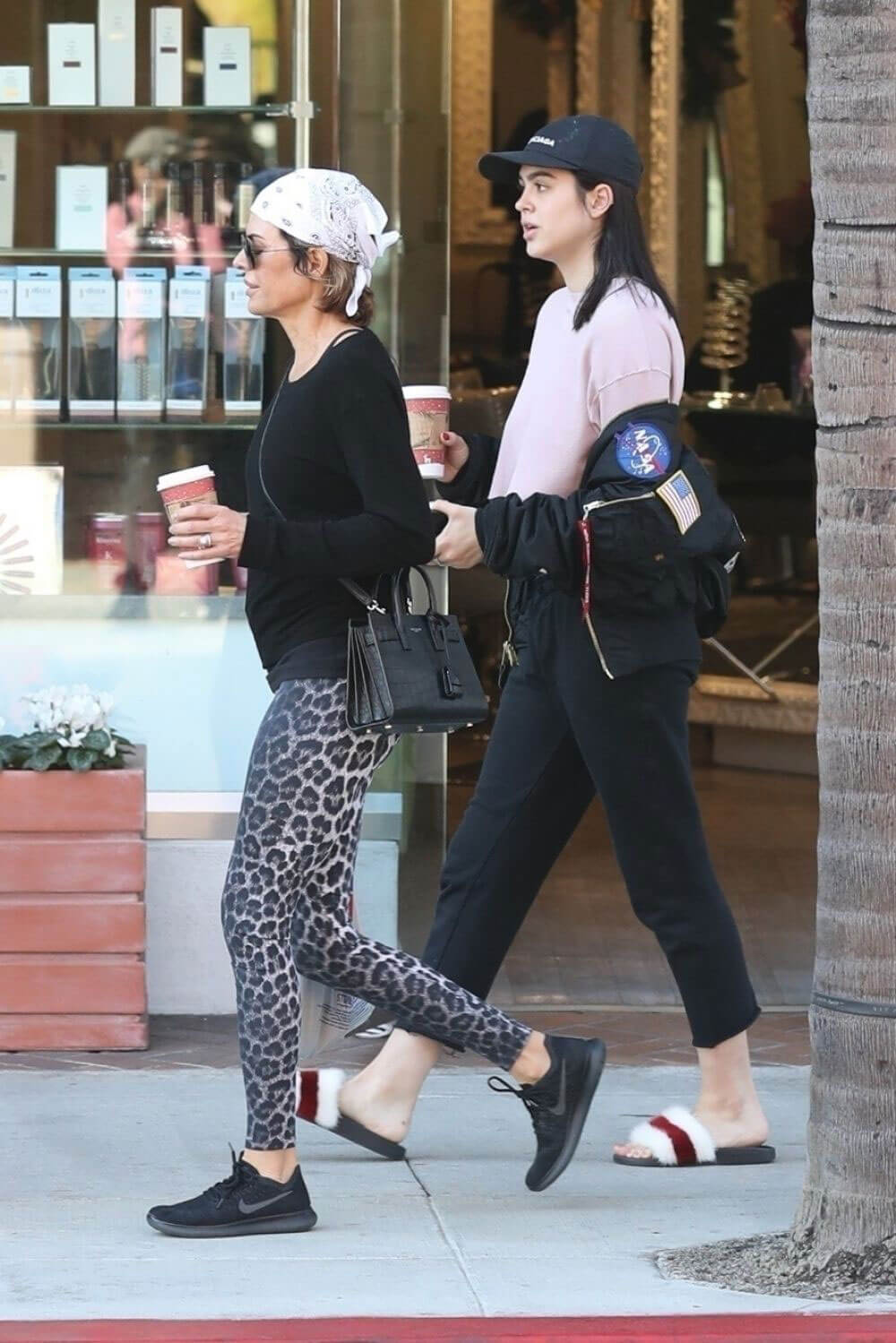 Lisa Rinna and Amelia Hamlin Stills Out for Coffee in Beverly Hills 2017/12/29