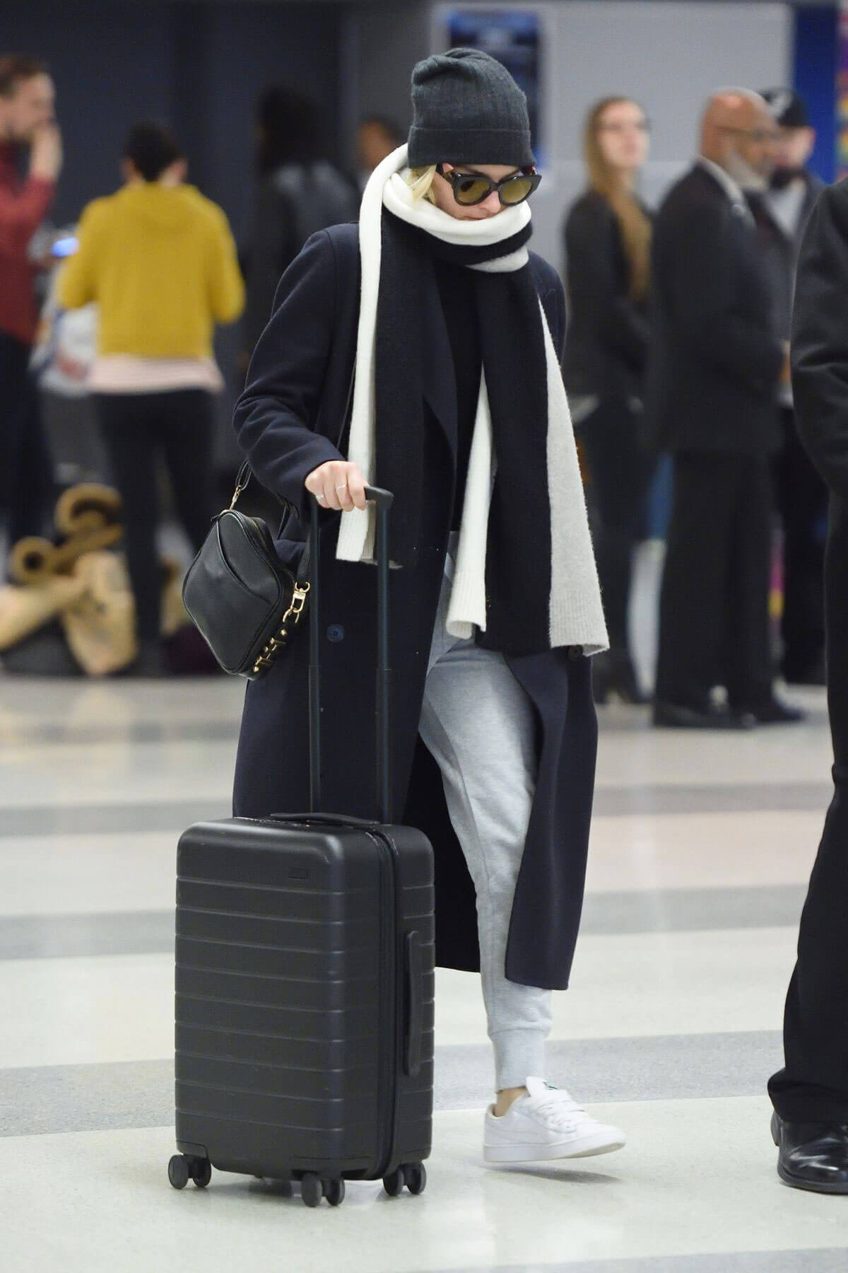 Margot Robbie Stills at JFK Airport in New York 2017/12/12