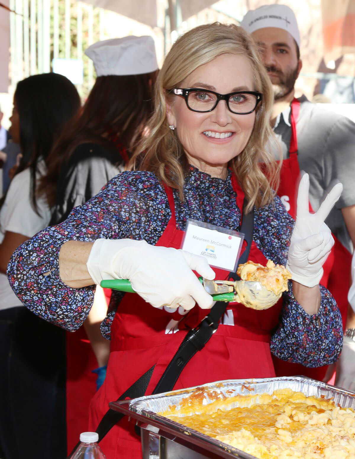 Maureen McCormick Stills at Los Angeles Mission Thanksgiving Meal for the Homeless in Los Angeles 2017/11/22