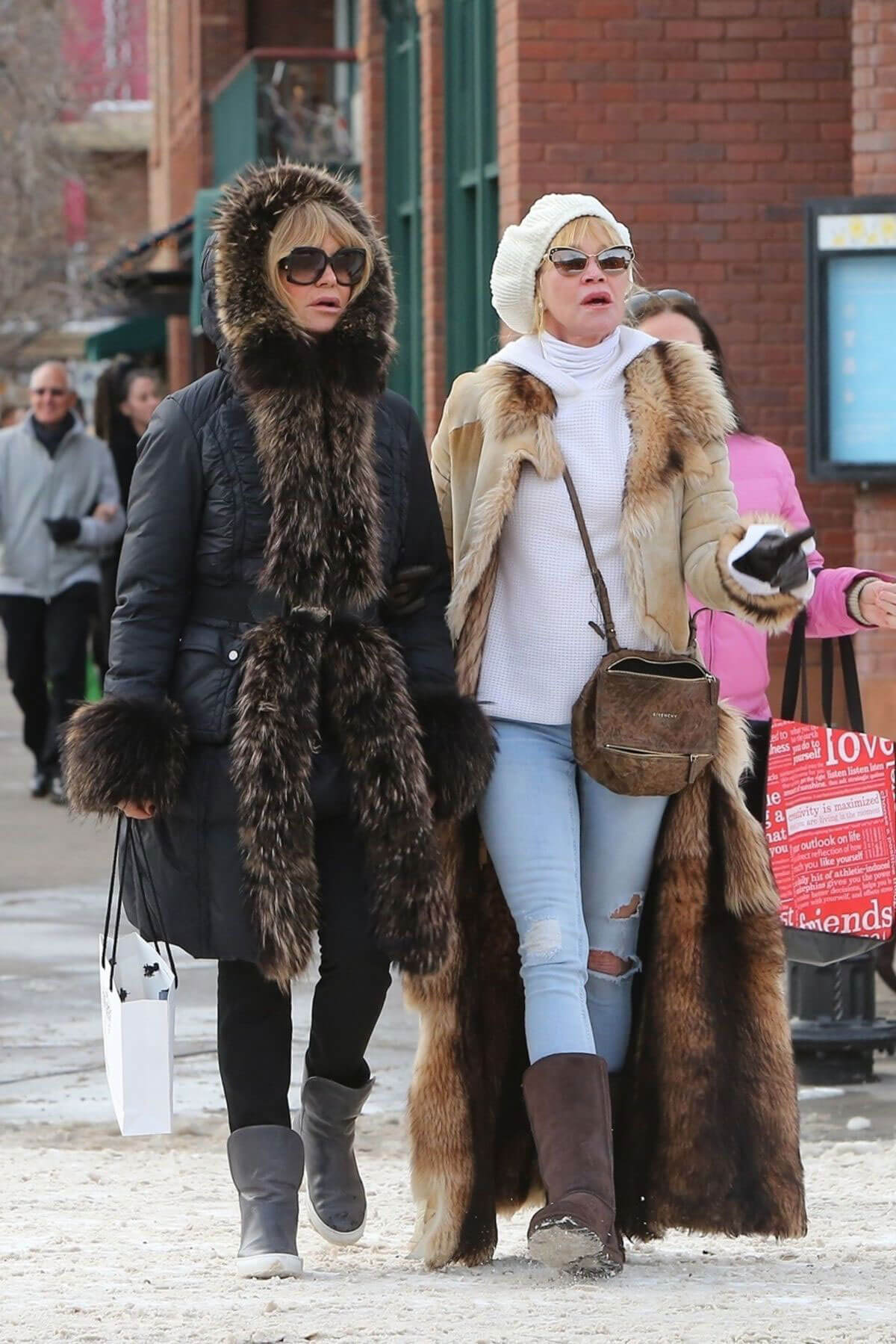 Melanie Griffith and Goldie Hawn Stills Shopping at Cos Bar on Christmas Eve in Aspen 2017/12/24