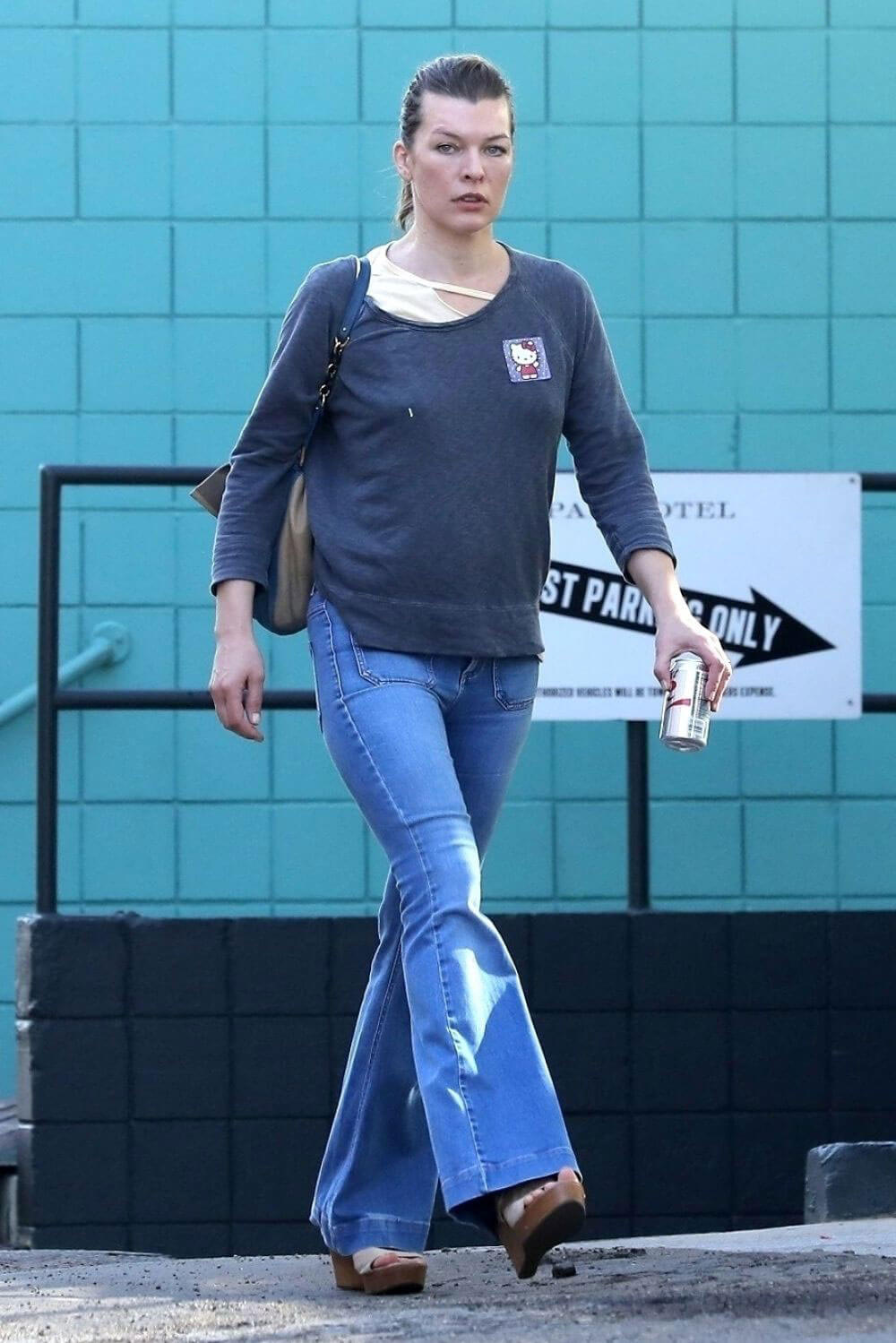 Milla Jovovich Stills Arrives at a Spa in Los Angeles 2017/12/27