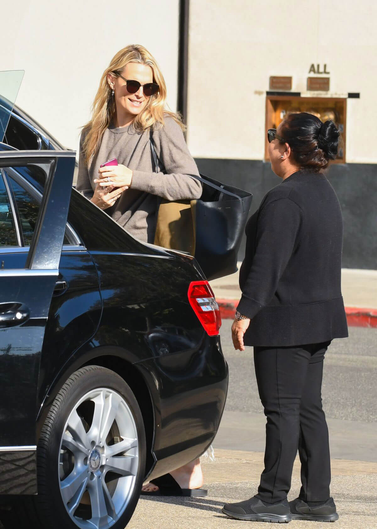 Molly Sims Stills Out Shopping in Los Angeles 2017/12/19