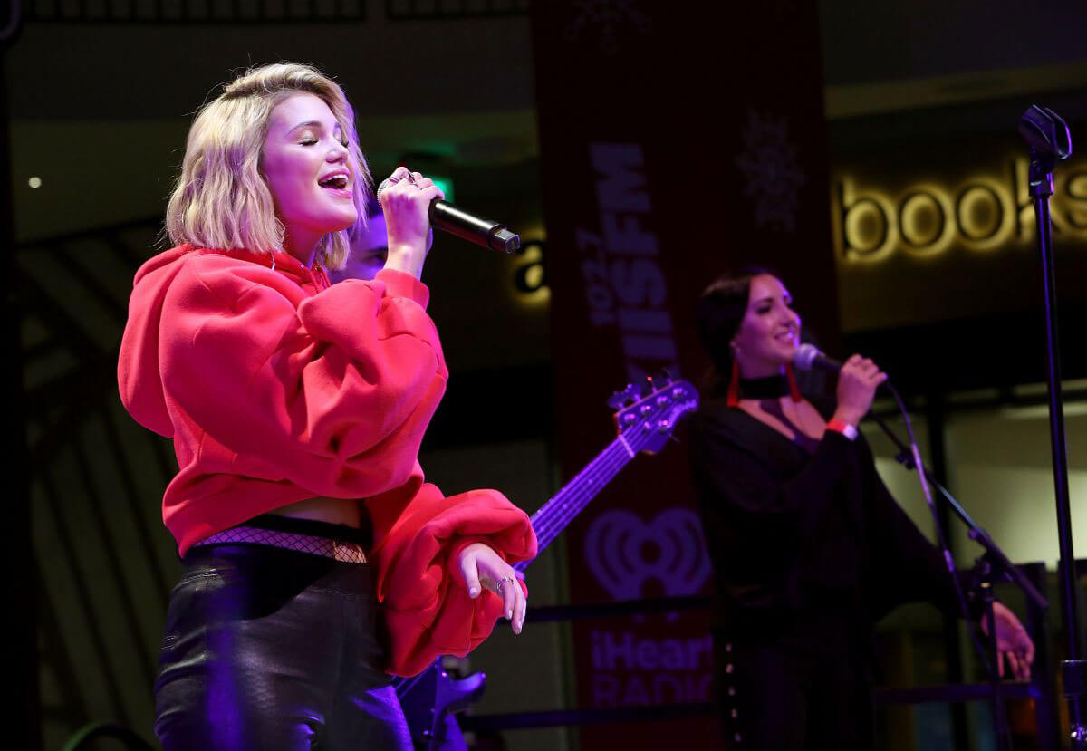 Olivia Holt Stills Performs at Atrium Holiday Concert Series in Century City 2017/12/14